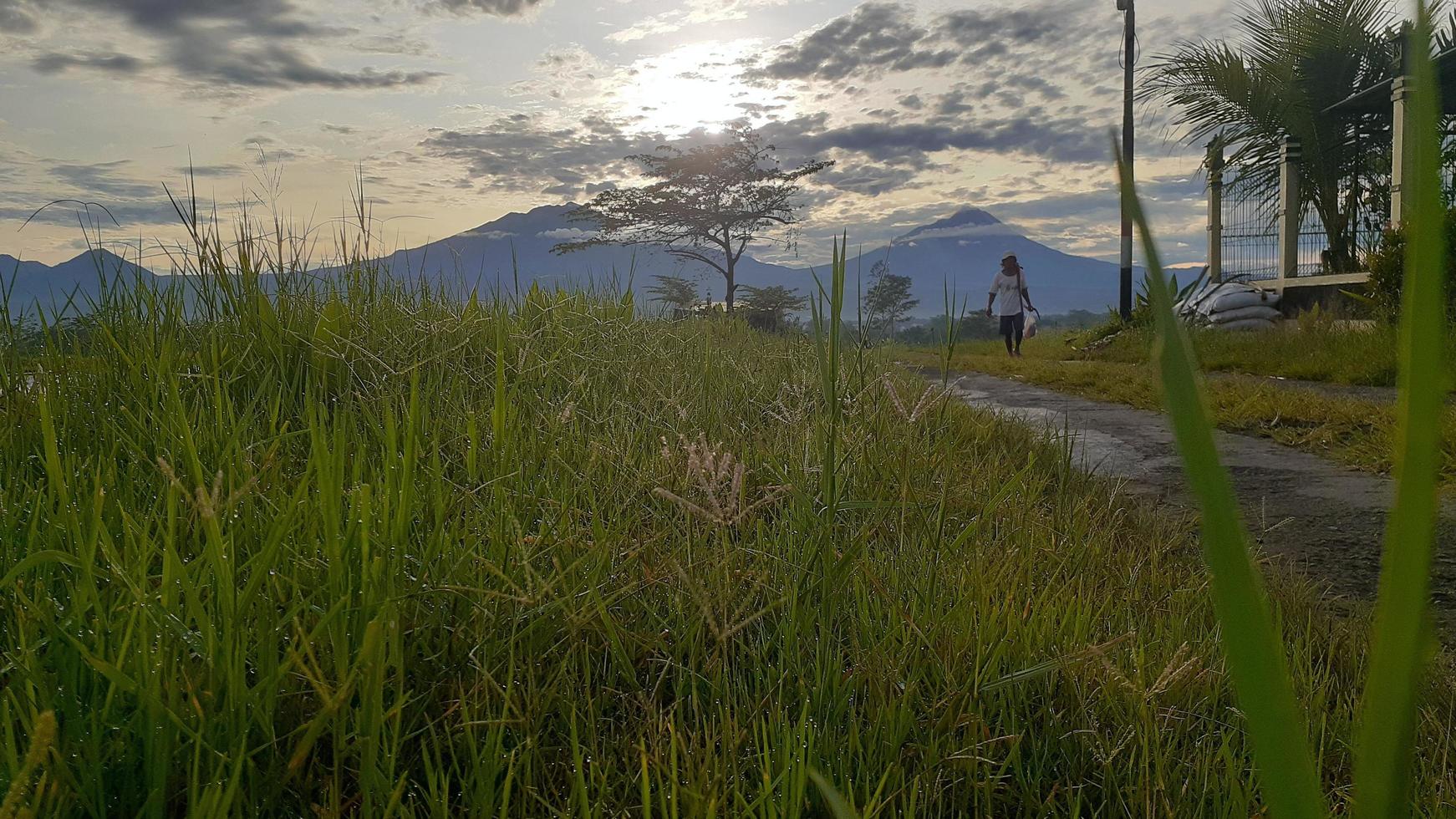 lever du soleil entre deux montagnes photo