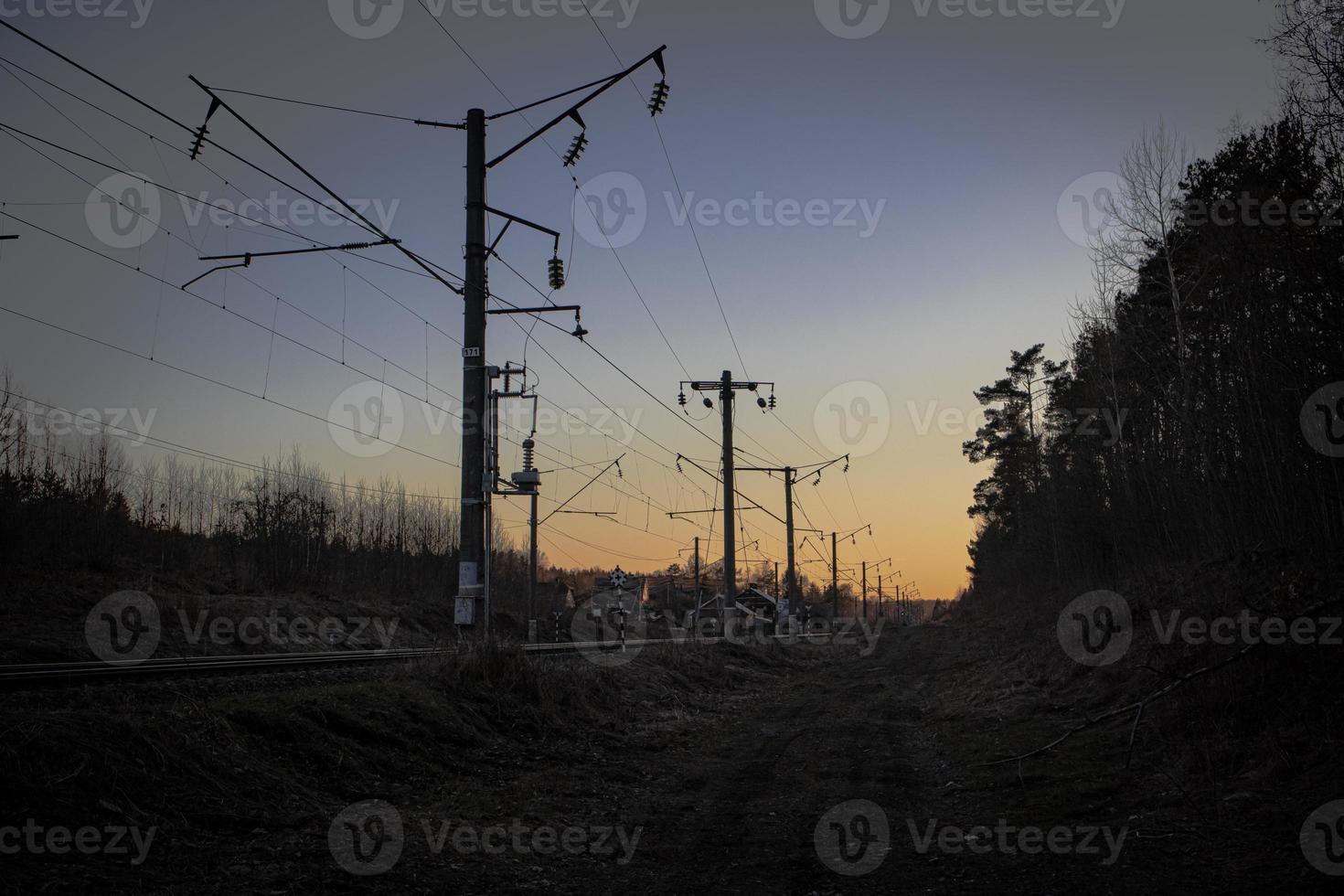 le coucher du soleil derrière le chemin de fer lignes le lumière de le réglage Soleil photo