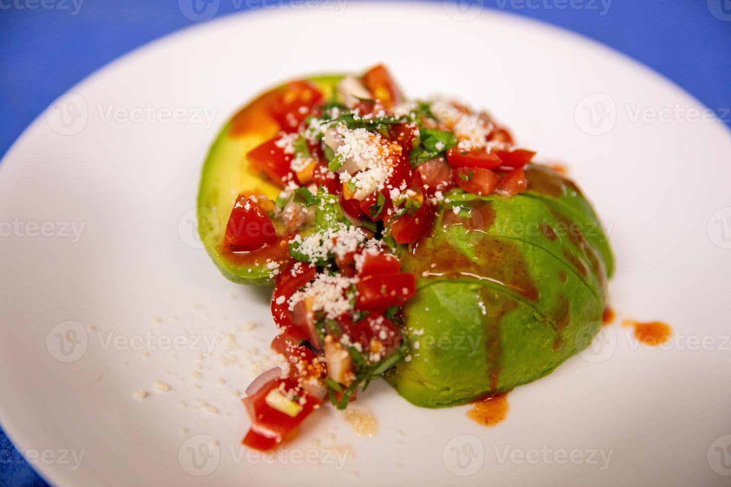 épicé Avocat salade avec fromage photo