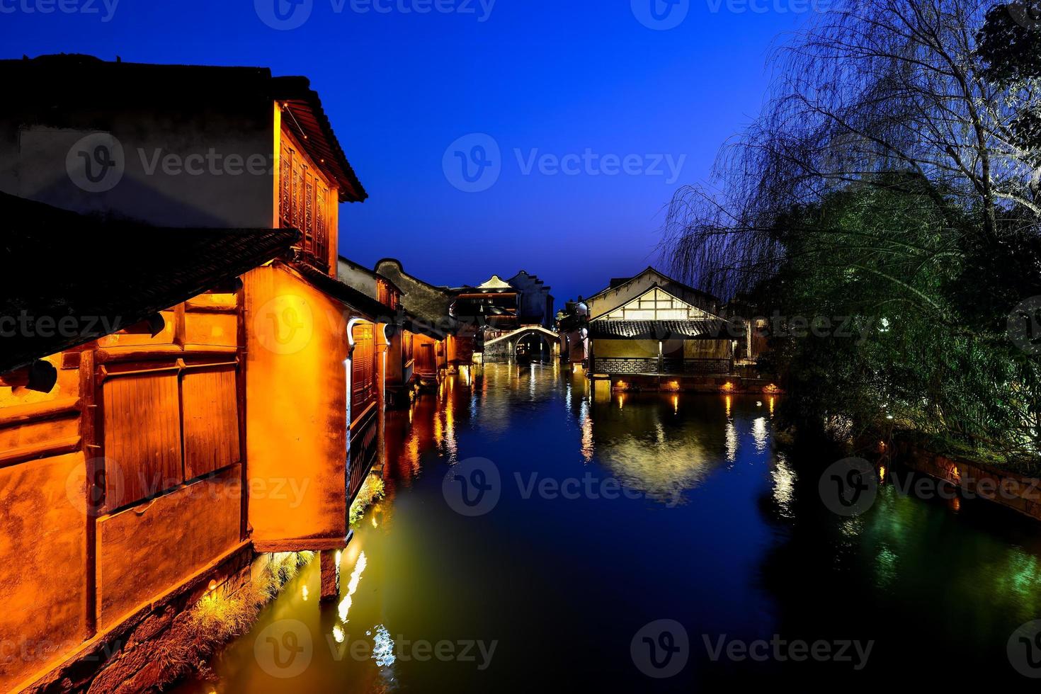 nuit vue de magnifique canal dans l'eau ville dans du sud Chine photo