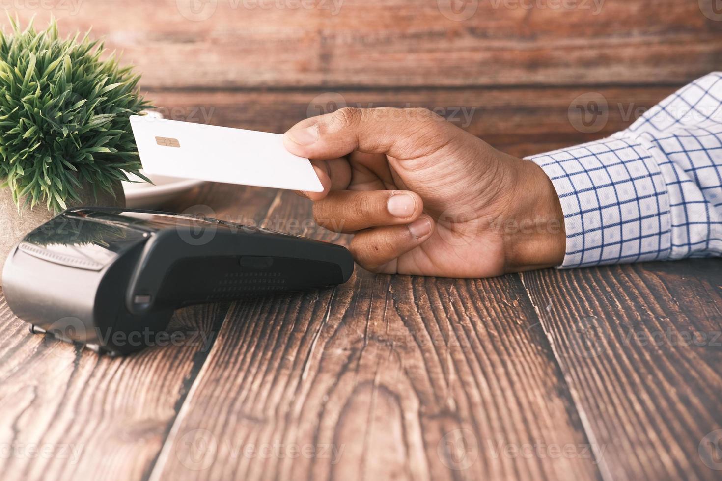 homme utilisant une carte de crédit pour payer photo