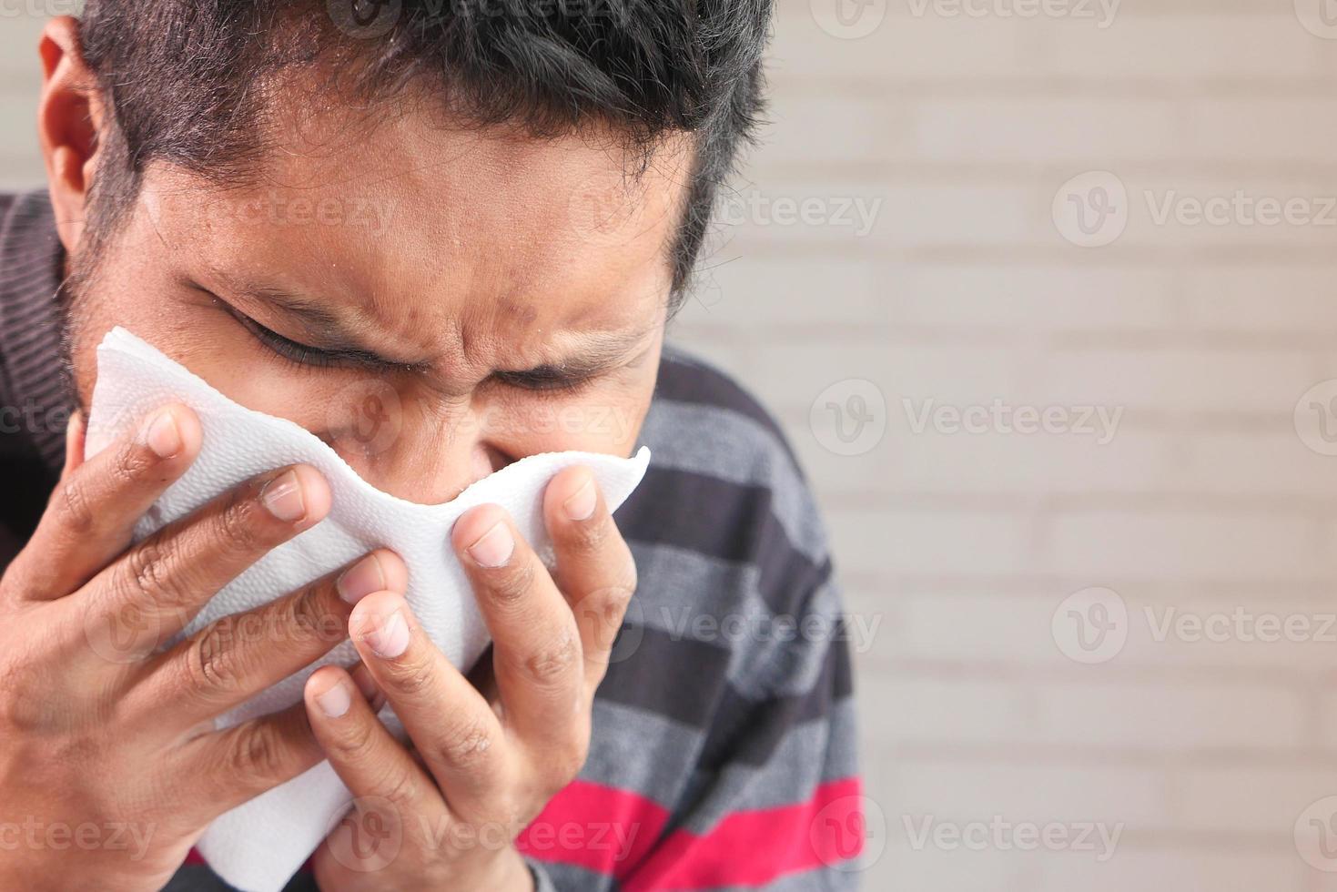 homme tousse et éternue de près photo