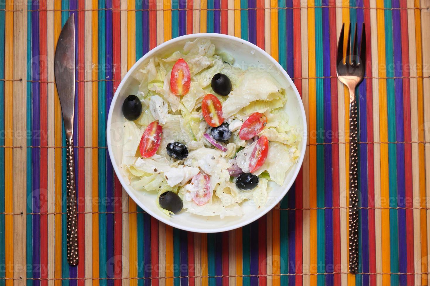 Salade grecque dans un bol sur la table photo