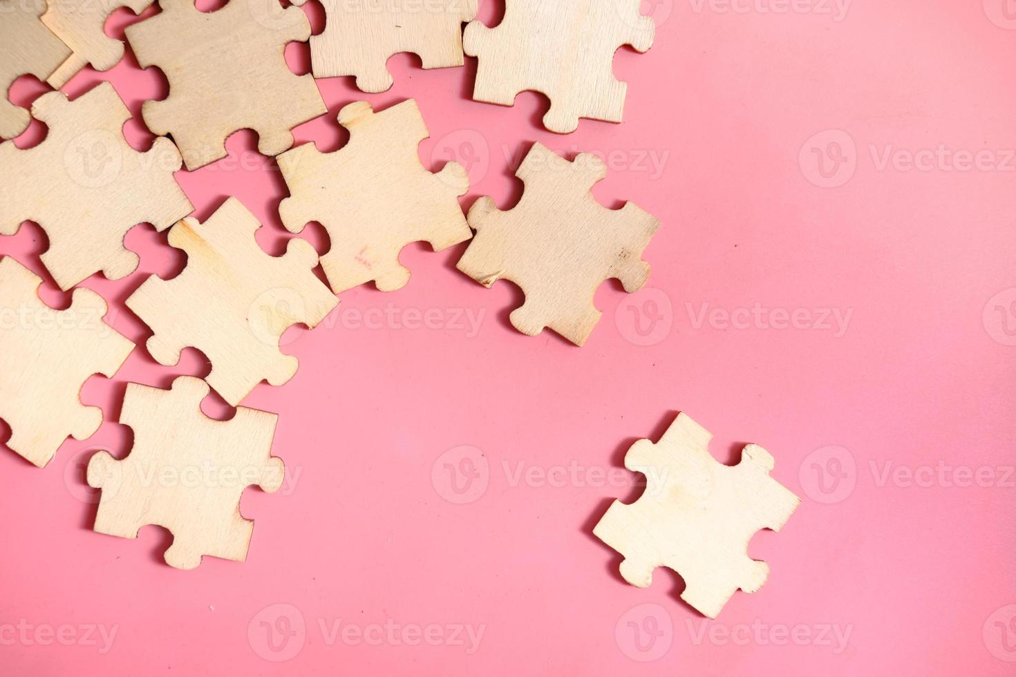 puzzle sur fond rose, vue du dessus photo