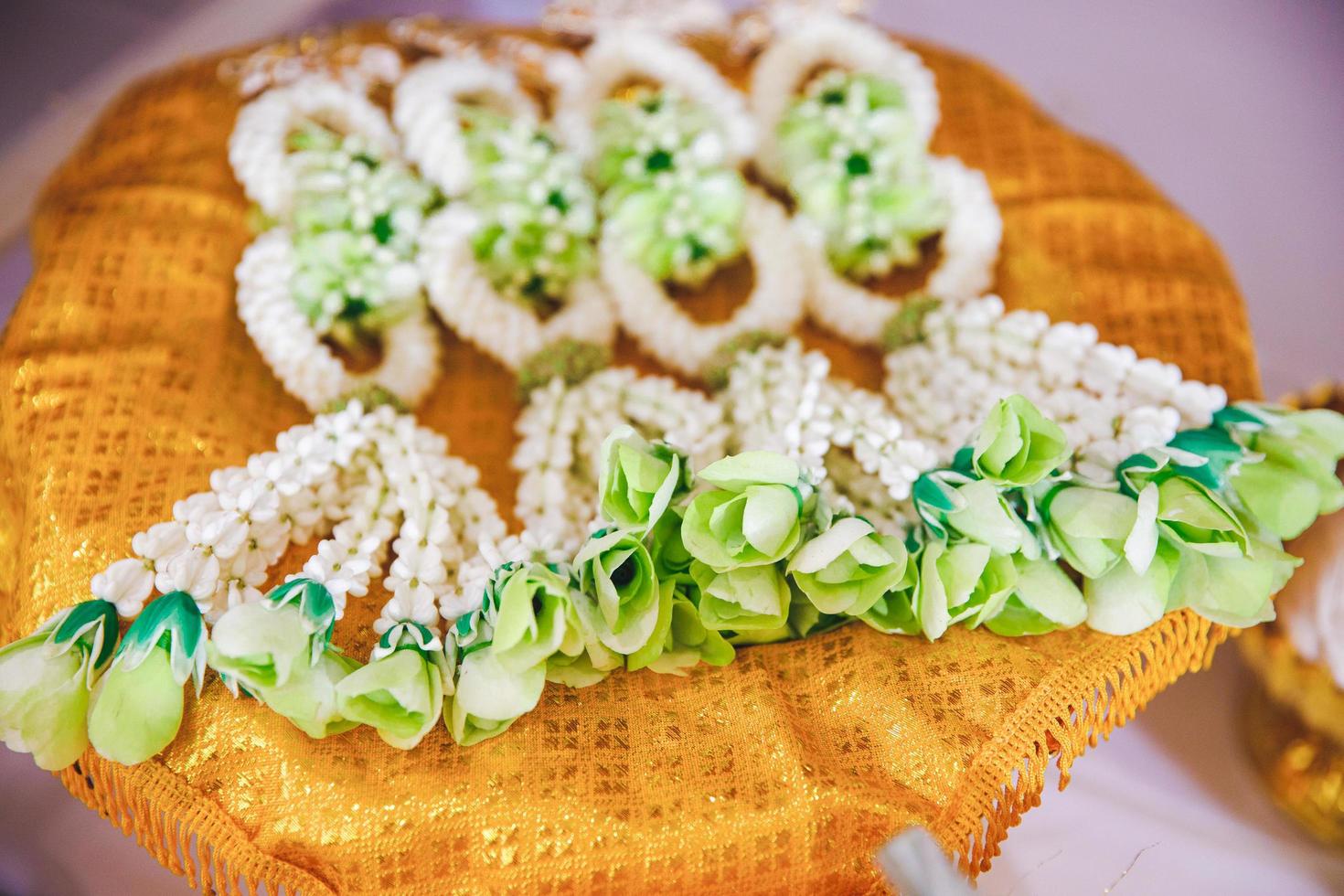 Gros plan de guirlandes de fleurs pour les mariés en mariage thaï traditionnel photo