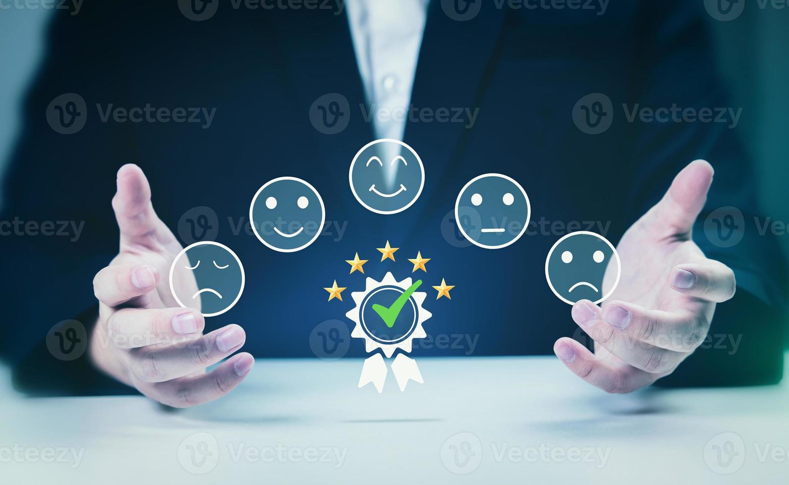 concepts d'évaluation, résultats d'analyse, enquêtes de satisfaction client et évaluations de performance. les utilisateurs de services ou les superviseurs donnent des notes sur les applications en ligne pour évaluer la qualité du service. photo