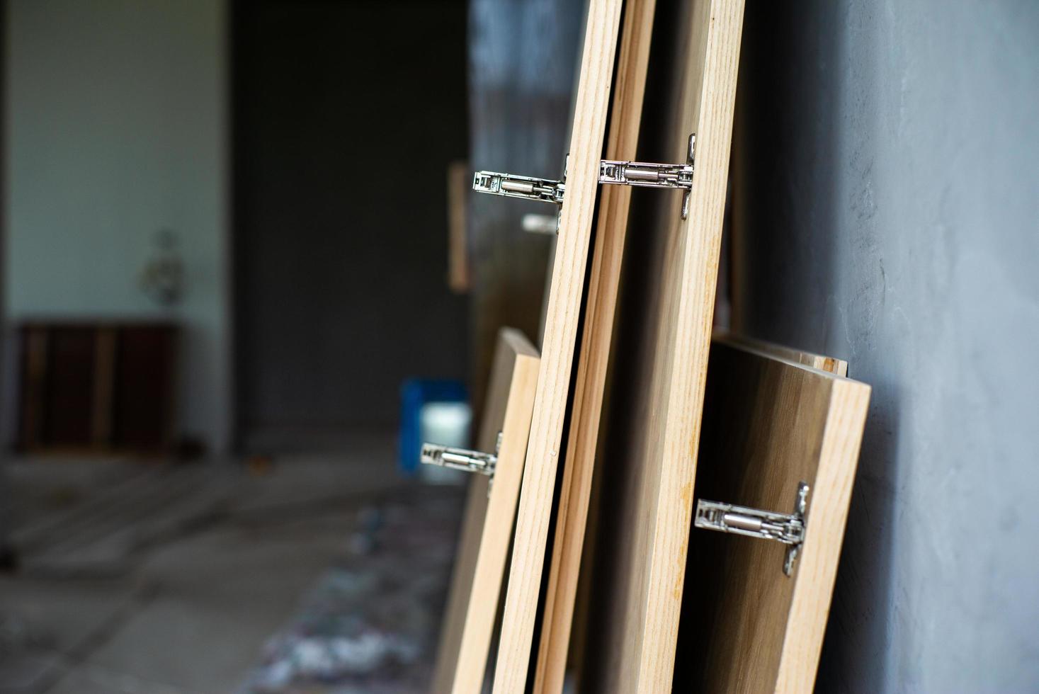 mise au point sélective sur les charnières en acier inoxydable sur la porte en bois en attente d'installation photo