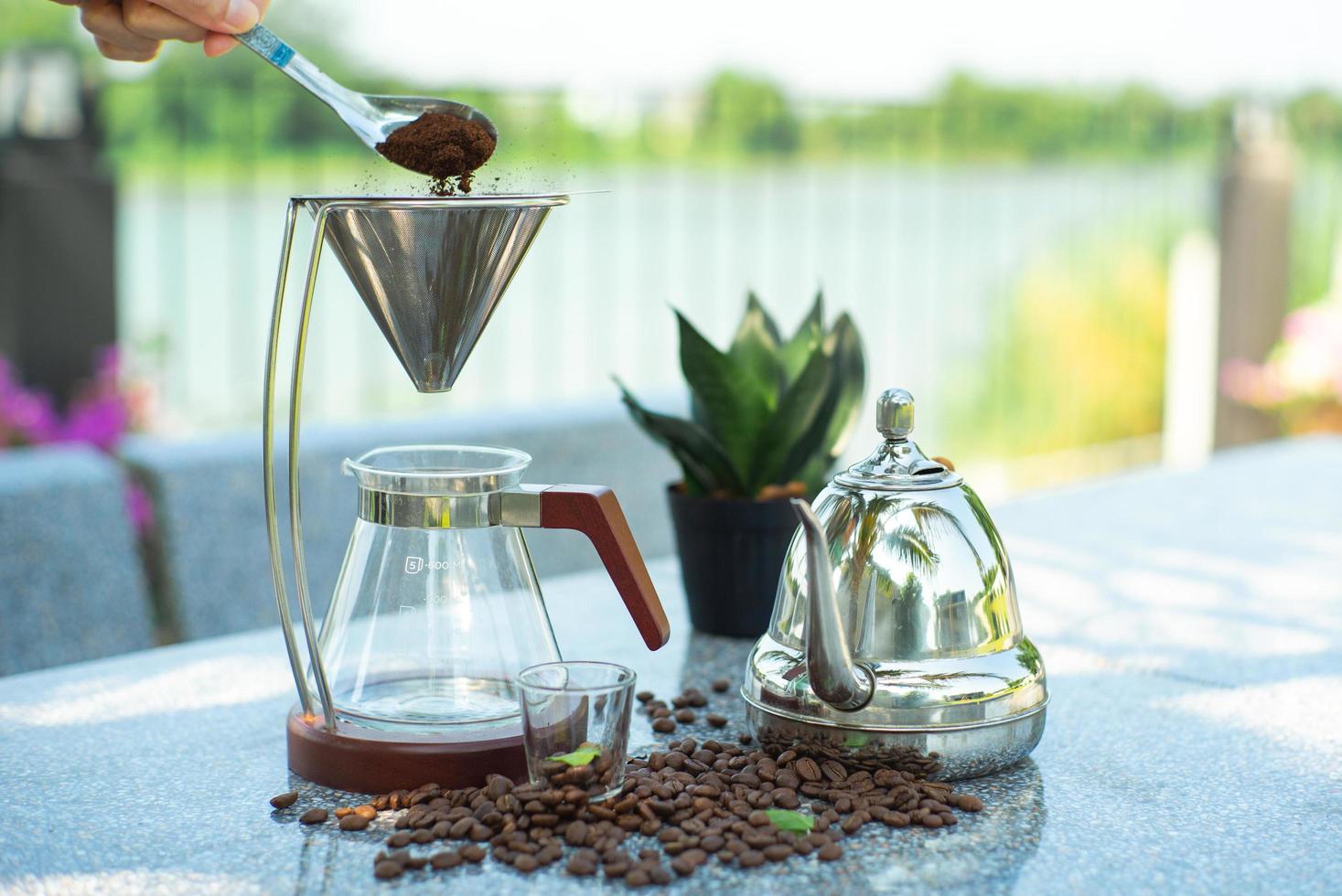 barista versant du café en poudre dans le cône goutte à goutte photo