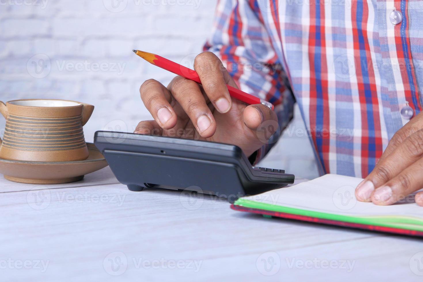 gros plan de la main de l'homme à l'aide de la calculatrice photo