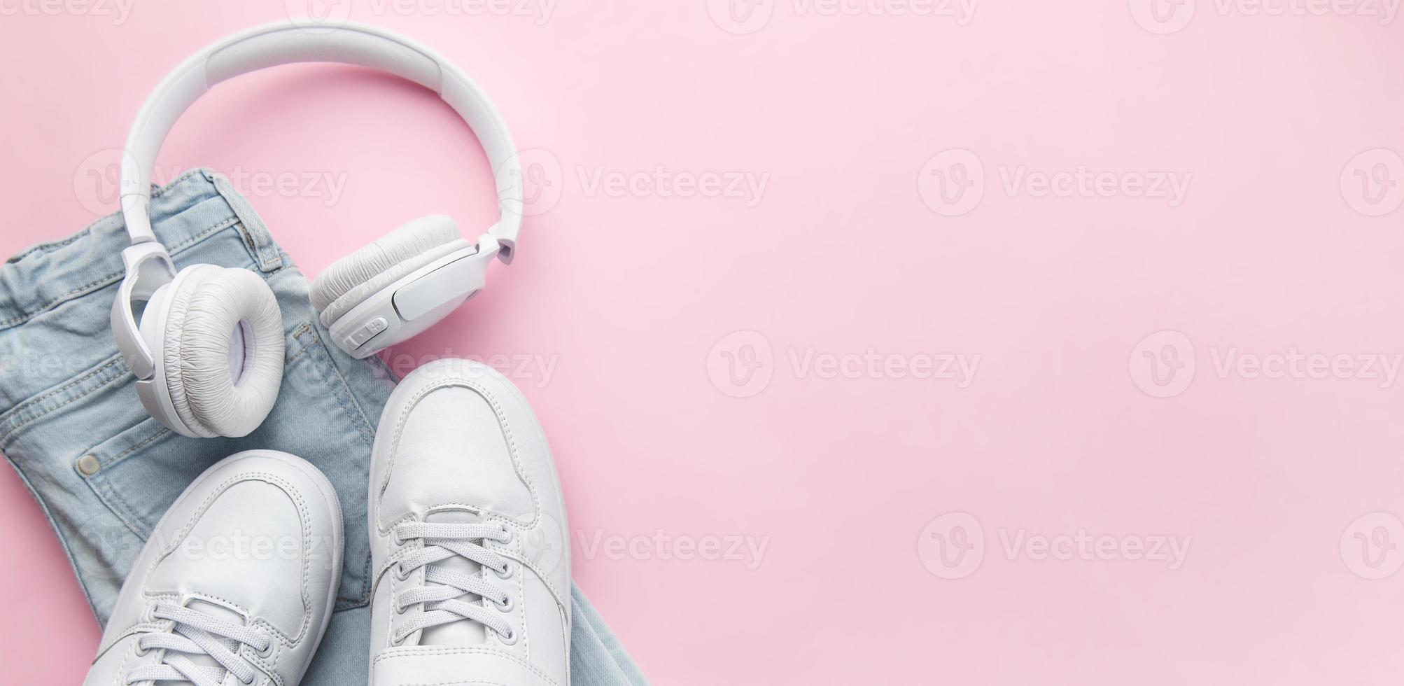 bannière ensemble de les enfants jeans et blanc baskets, décontractée style. photo