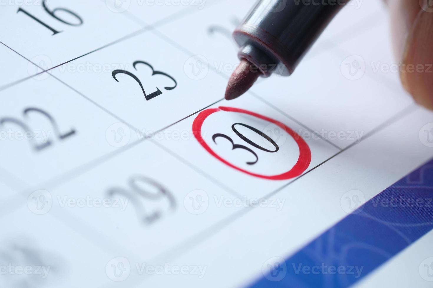 concept de date limite avec marque rouge sur la date du calendrier photo