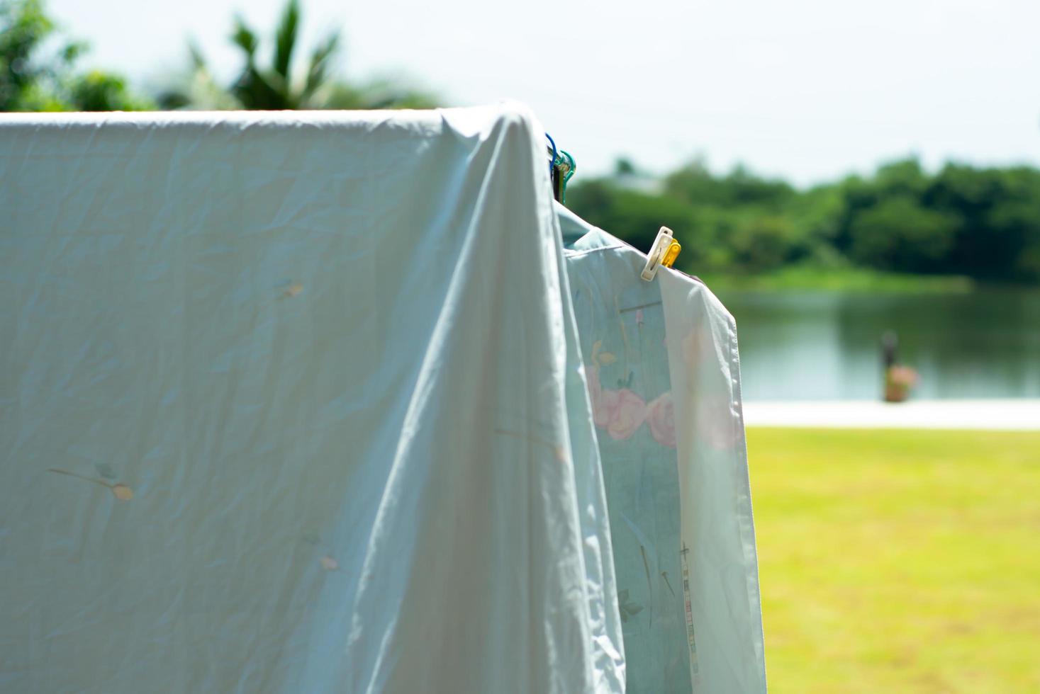 Gros plan de nombreux morceaux de chiffons suspendus avec pince à linge pour le séchage au soleil photo