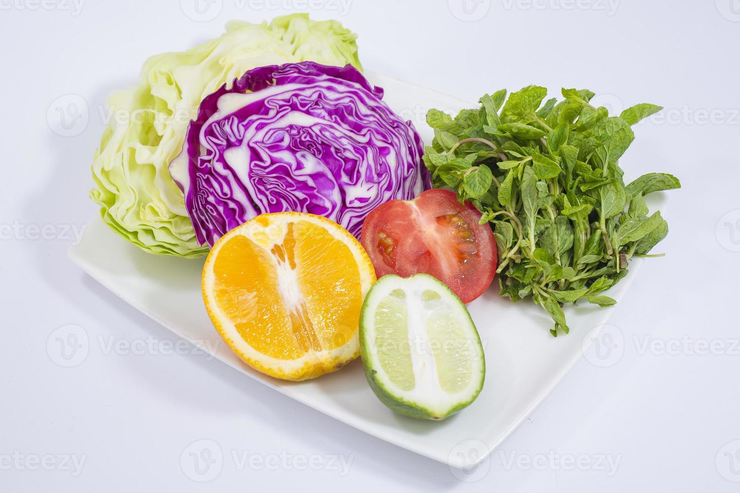 une assiette de des légumes et Frais citron vert et citron. photo