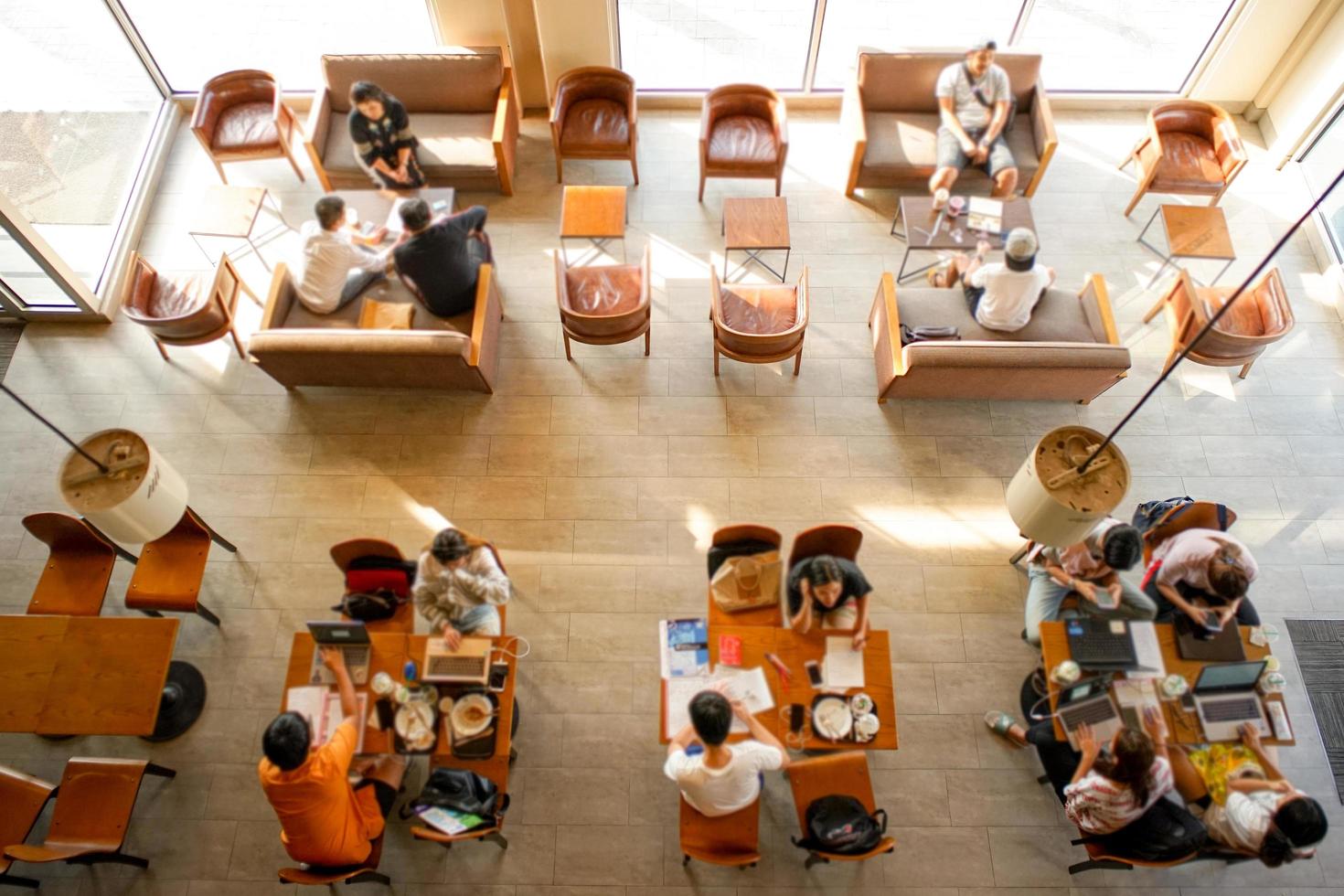 Nakhon Pathom, Thaïlande 2018 - vue de dessus au café Starbucks avec des personnes travaillant à l'intérieur photo