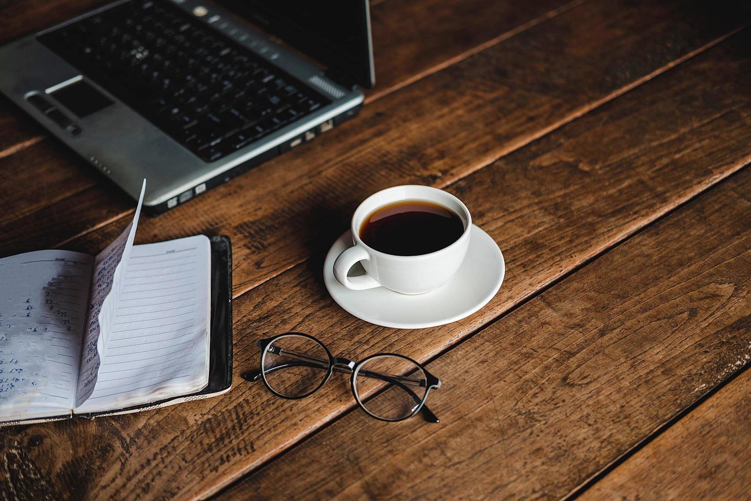 Fausse Image Haute PC D'ordinateur Avec écran, La Tasse De Café, L'usine,  La Lampe Et Les Fournitures De Bureau Blancs Sur Le Bur Photo stock - Image  du moquerie, conception: 199017528