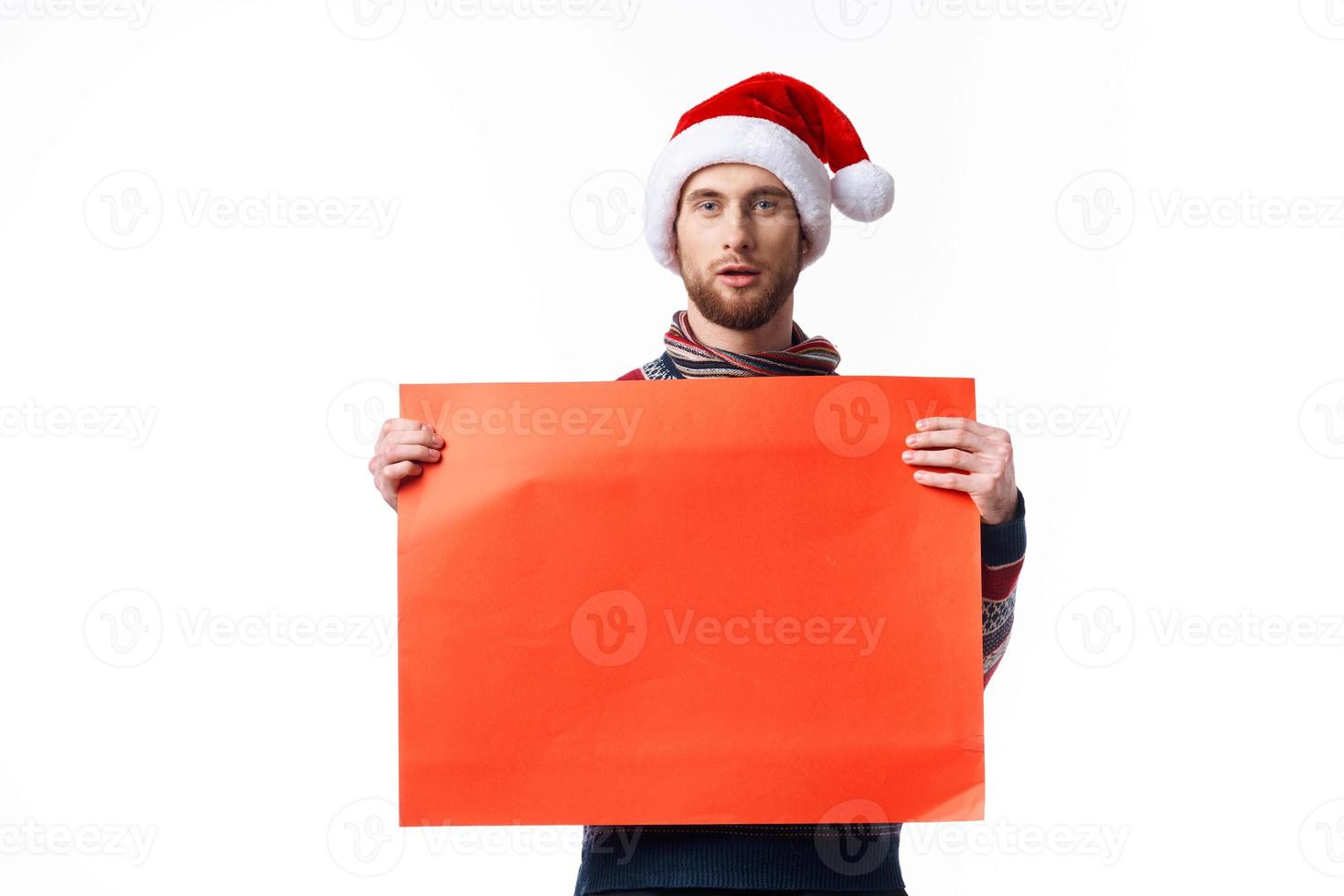 Beau homme dans une Noël chapeau avec rouge maquette affiche copie-espace studio photo