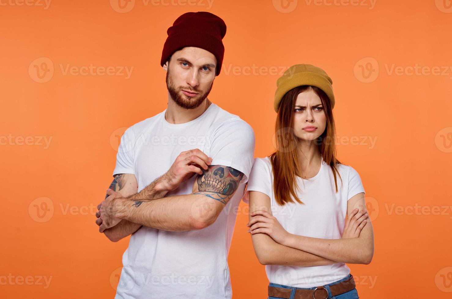 Jeune couple dans blanc t-shirts mode posant studio photo