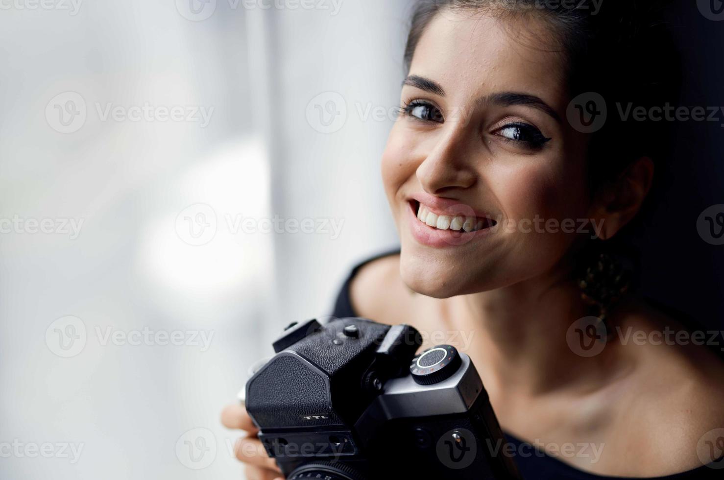 magnifique femme en portant une caméra près le fenêtre décoration mode mode modèle photo