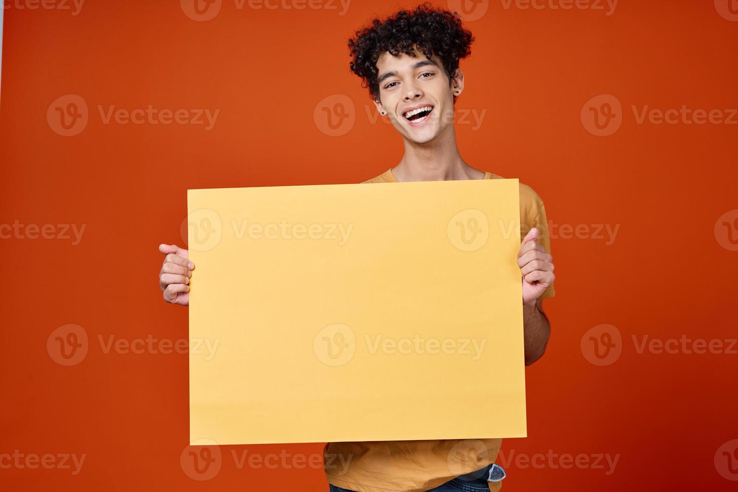 de bonne humeur gars avec frisé cheveux affiche studio tondu vue photo