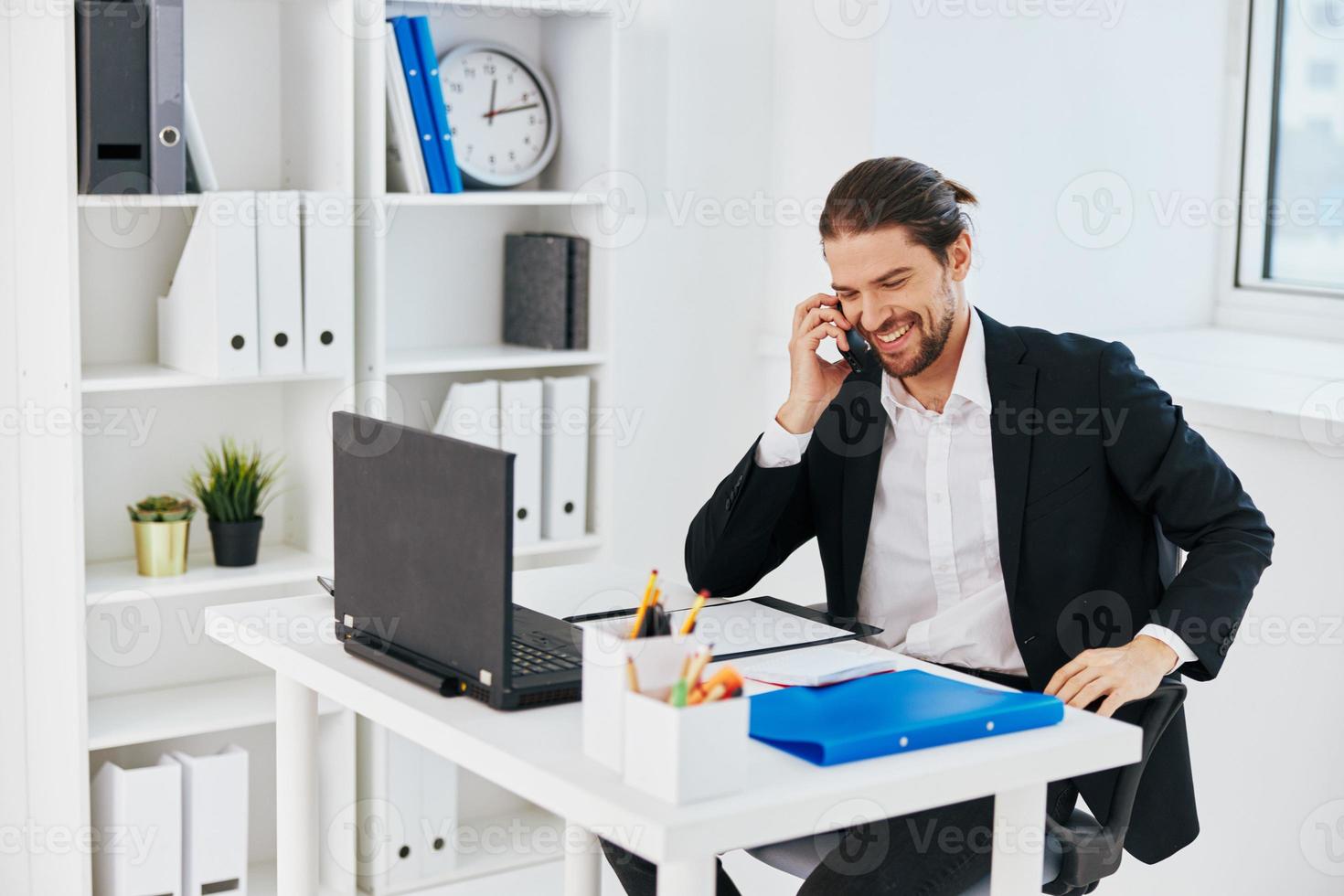 directeur à le bureau les documents la communication par téléphone patron photo