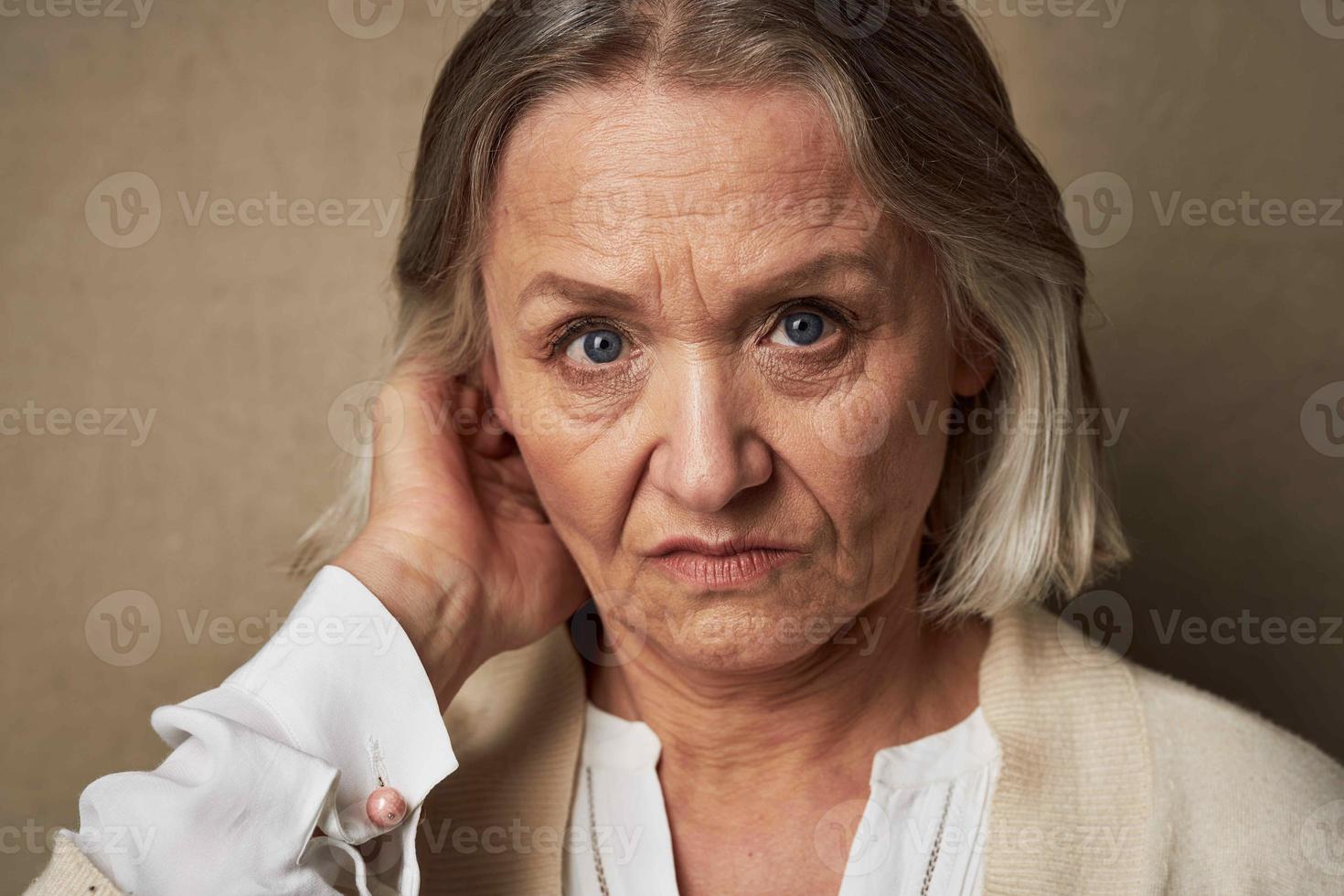 personnes âgées femme fermer posant mode studio photo