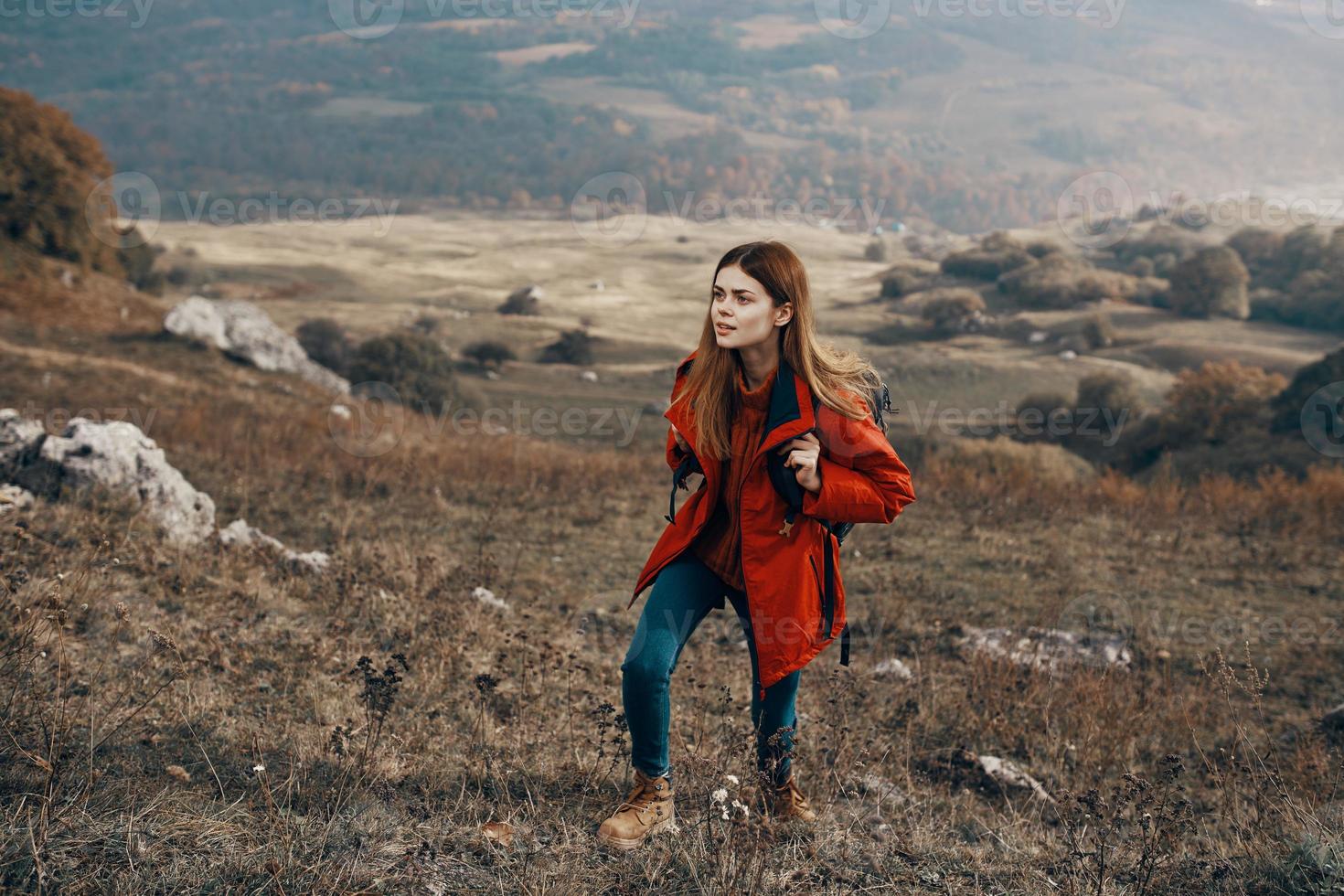 femme promeneur dans veste bottes avec sac à dos Voyage dans montagnes paysage photo