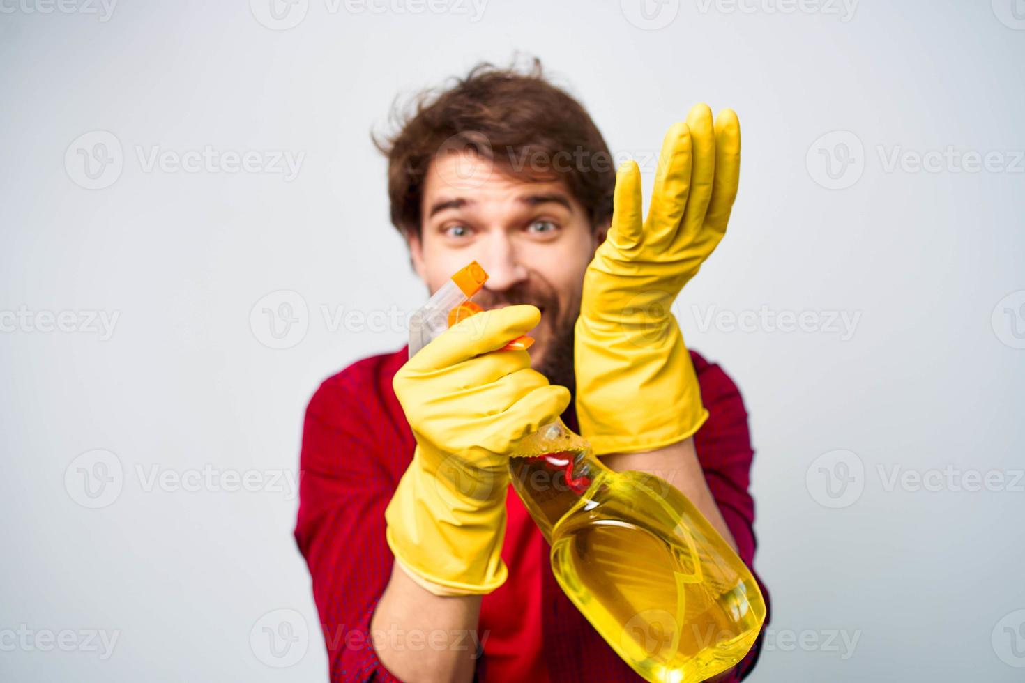 homme portant caoutchouc gants détergent devoirs mode de vie photo