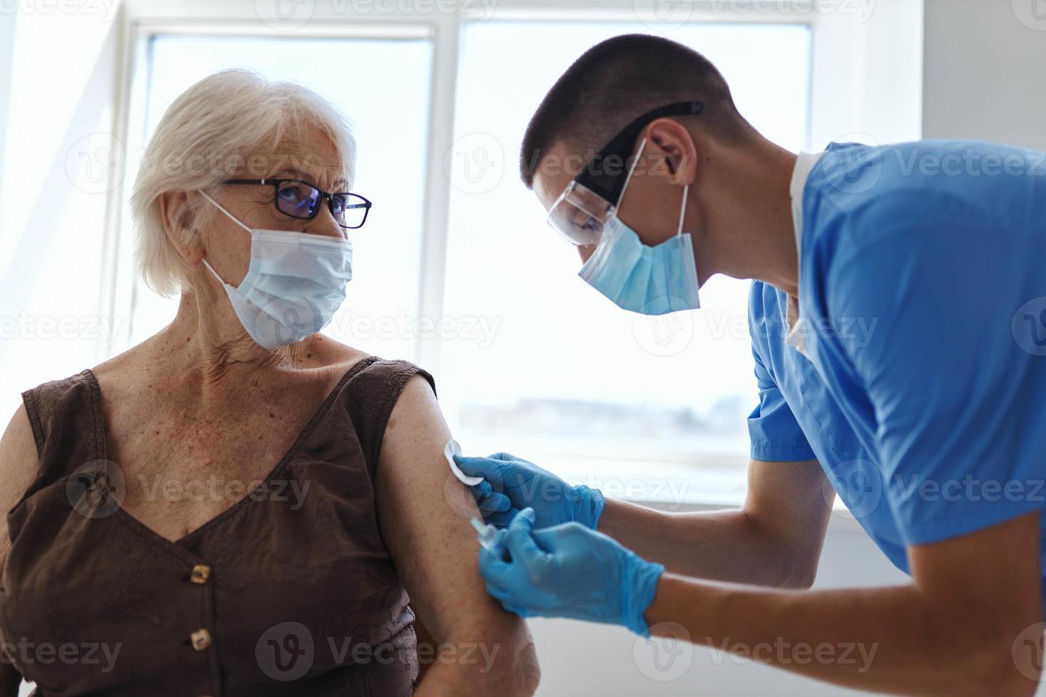 médecins donner un injection à un personnes âgées femme vaccin passeport hôpital photo