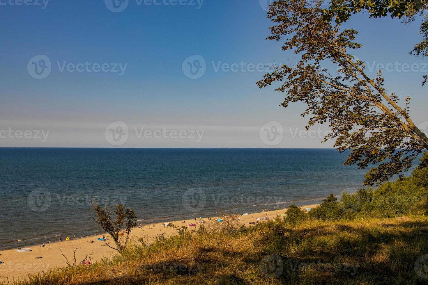 vue de le escarpement à le plage sur le baltique mer sur une été journée avec gens photo