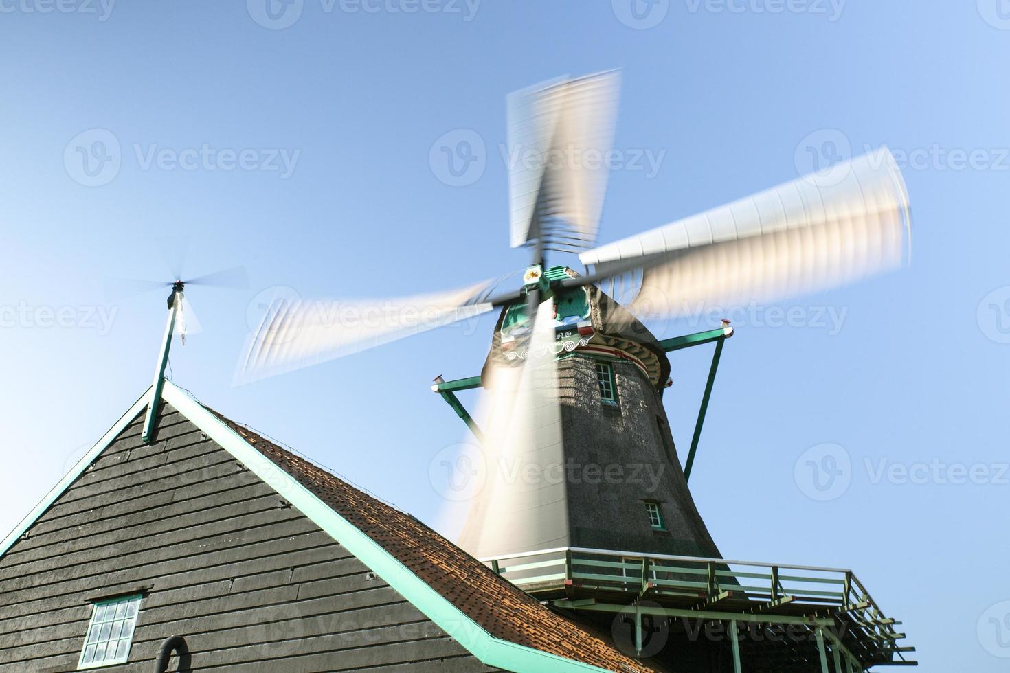vieux tournant Moulin à vent dans le centre de Amsterdam photo