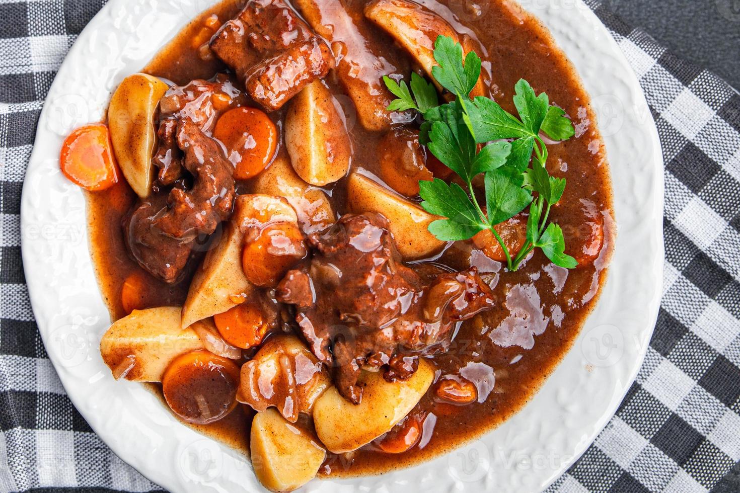 du boeuf bourguignon Viande plat avec des légumes prêt à manger en bonne santé repas nourriture casse-croûte sur le table copie espace nourriture Contexte rustique photo