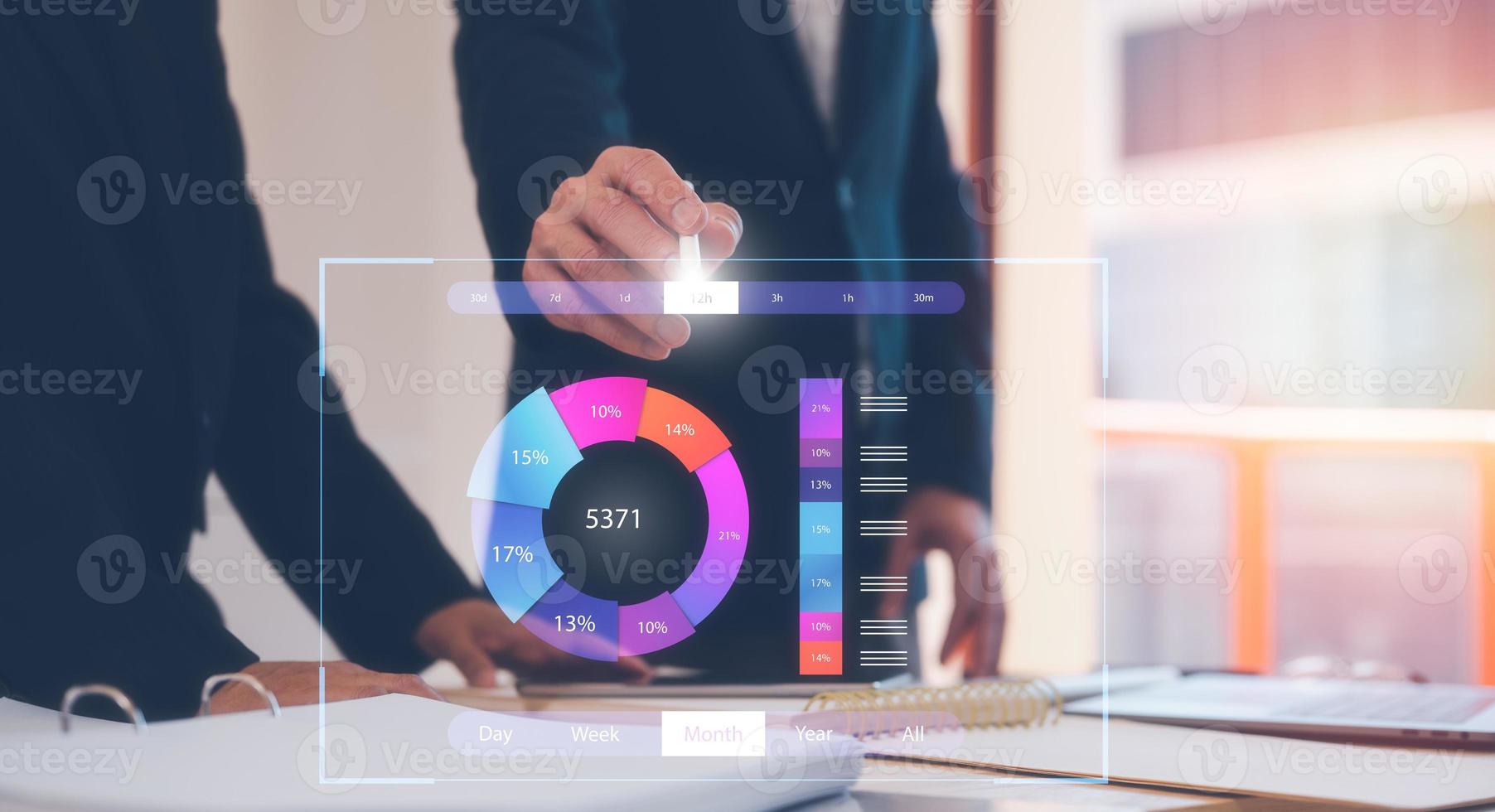 analyste discussion sur Les données graphiques, analyste travail avec affaires analytique et Les données la gestion système, kpi rapport et métrique connecté à base de données. entreprise stratégie pour finance, photo