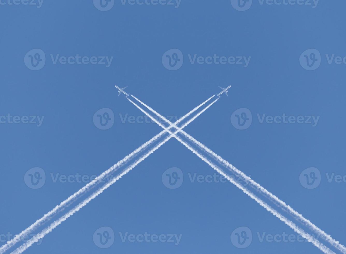 traversée de deux avion traces dans une bleu ciel photo