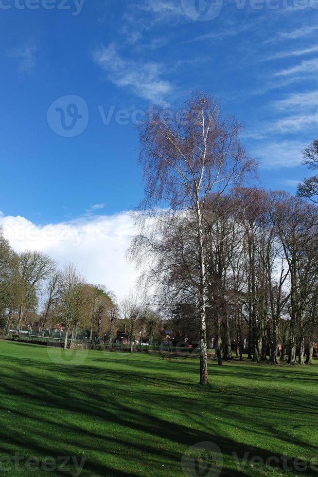 faible angle vue de local Publique parc et magnifique des arbres une clair et du froid journée de 22-mars-2023 à luton ville de Angleterre Royaume-Uni. photo