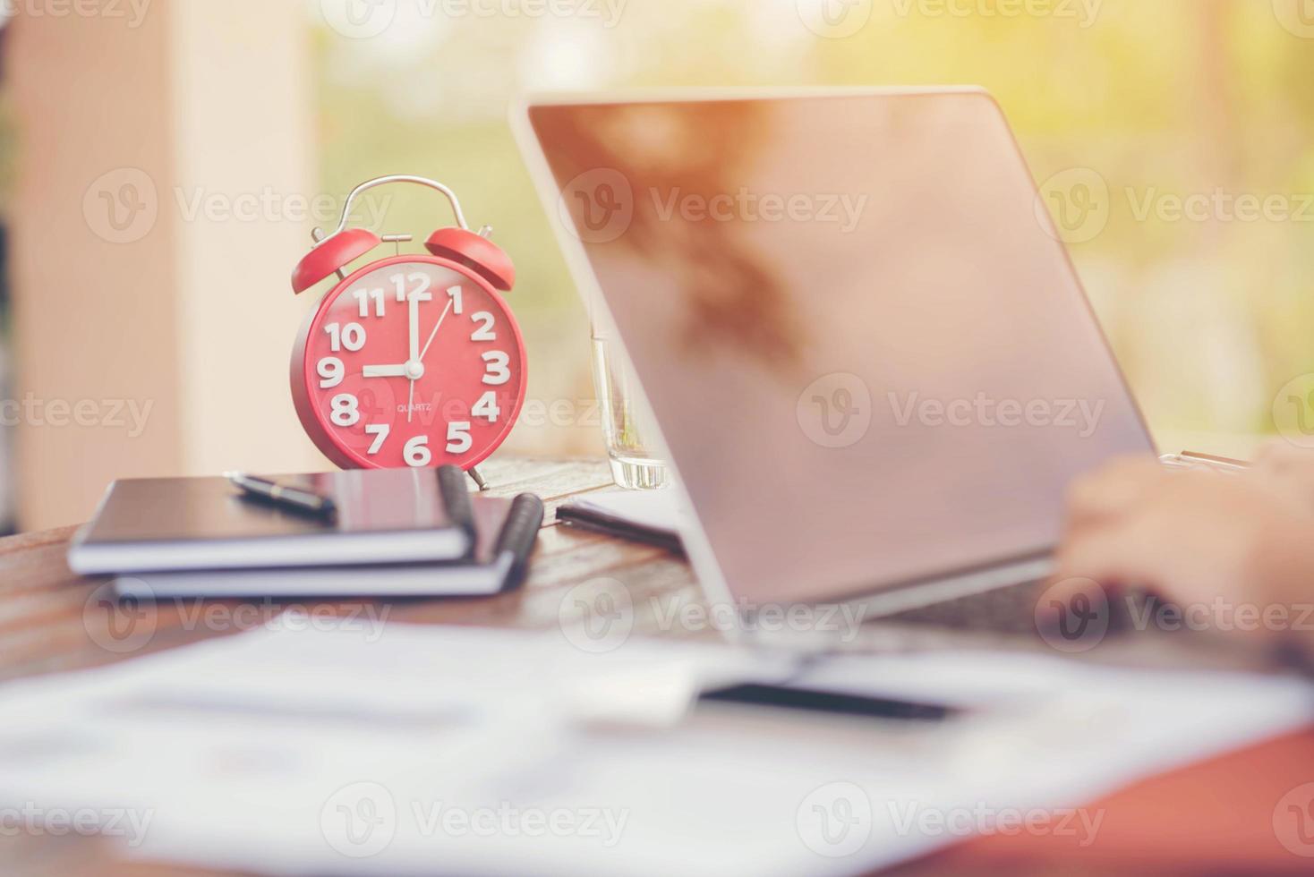 alarme horloge, téléphone, portable sur le sien bureau le Matin lumière. photo