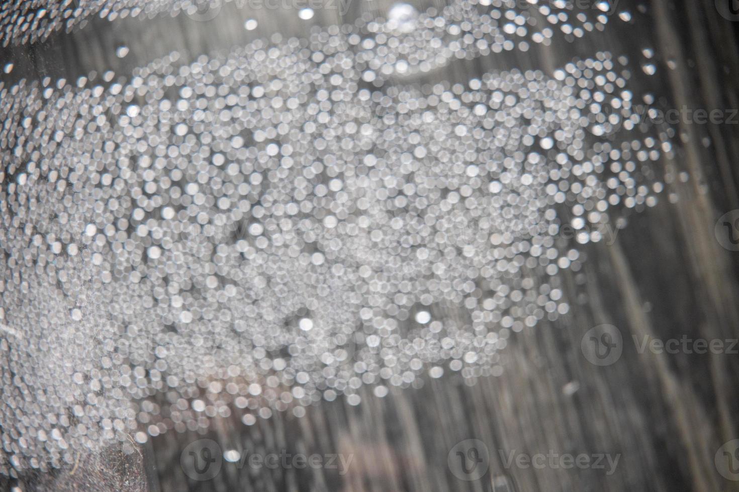 en dehors de concentrer l'eau gouttes dans fermer création bokeh Contexte photo