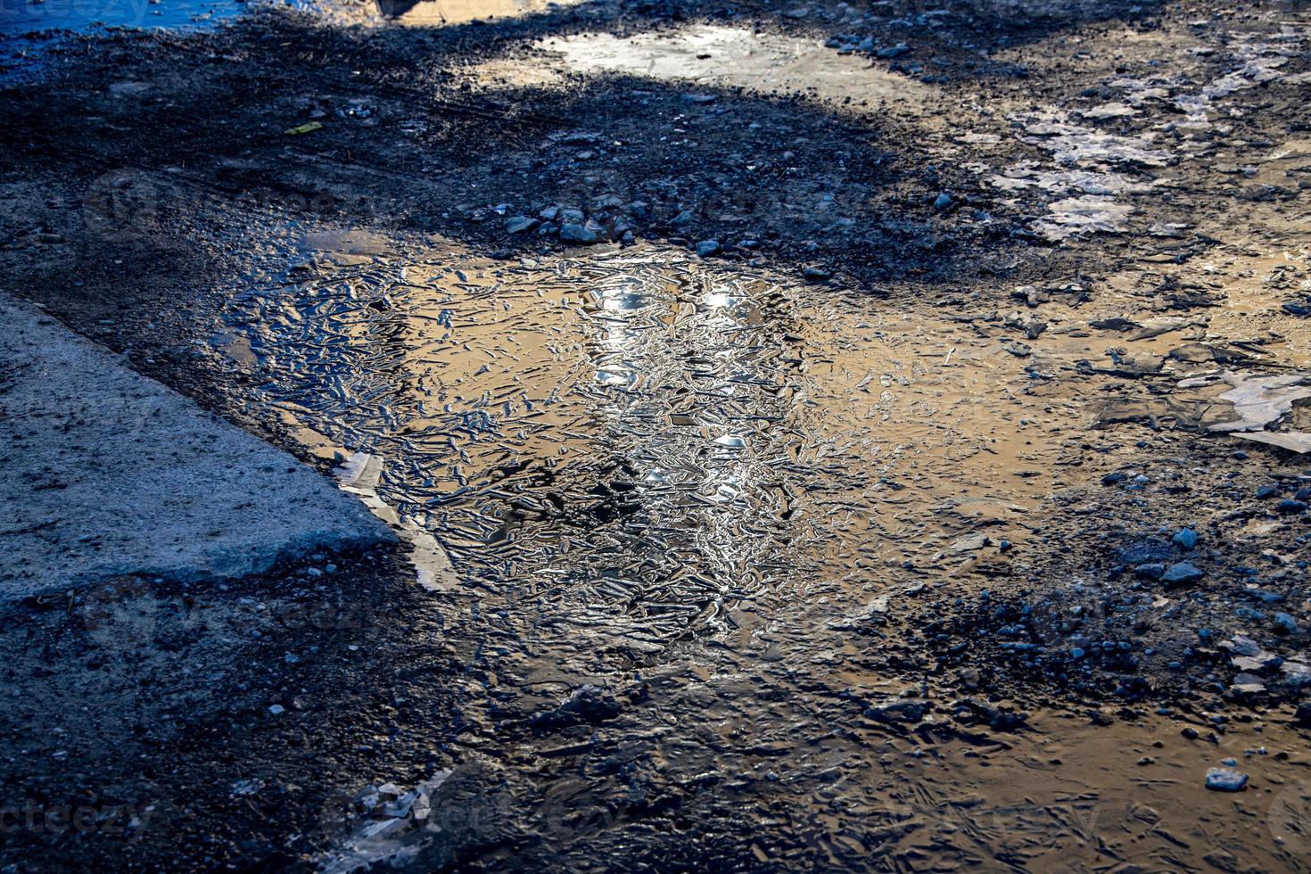 hiver Contexte avec gelé l'eau reflétant hiver lumière photo