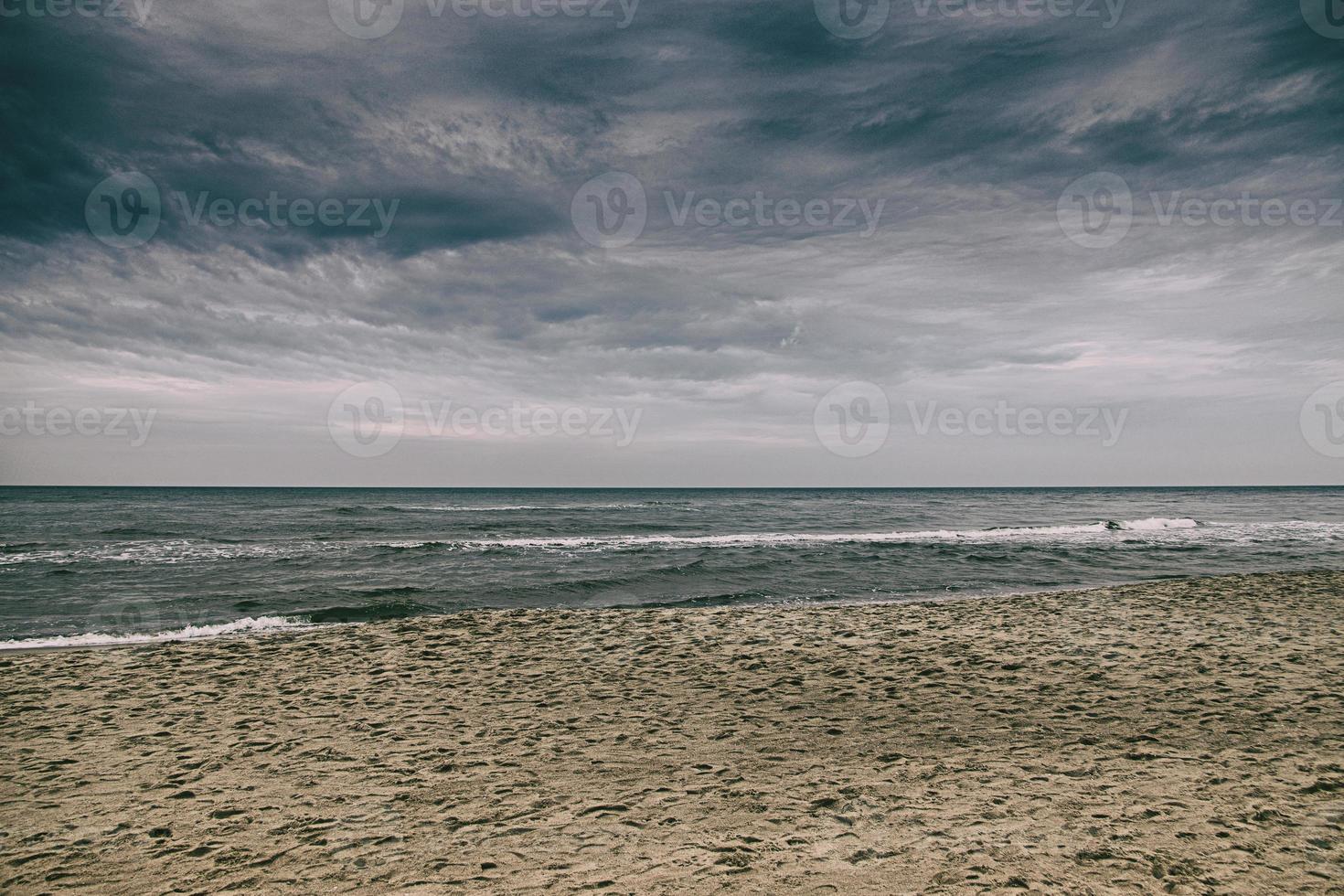 calme paysage de le plage sur le polonais baltique mer sur une nuageux février journée photo