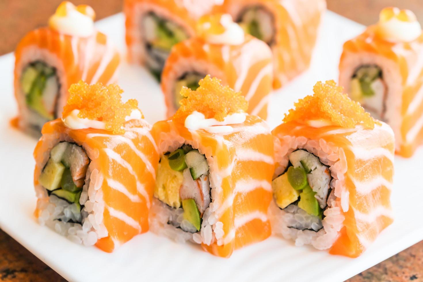 rouleau de saumon sushi photo