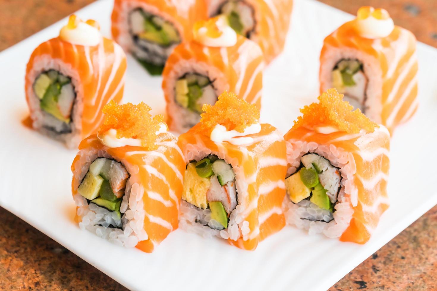 rouleau de saumon sushi photo