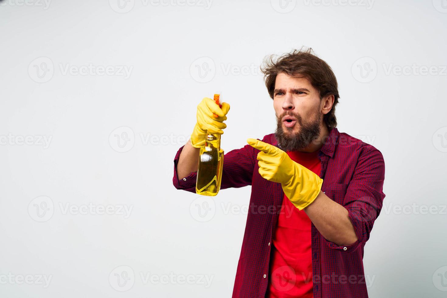 homme avec détergent dans caoutchouc gants mains un service professionnel photo