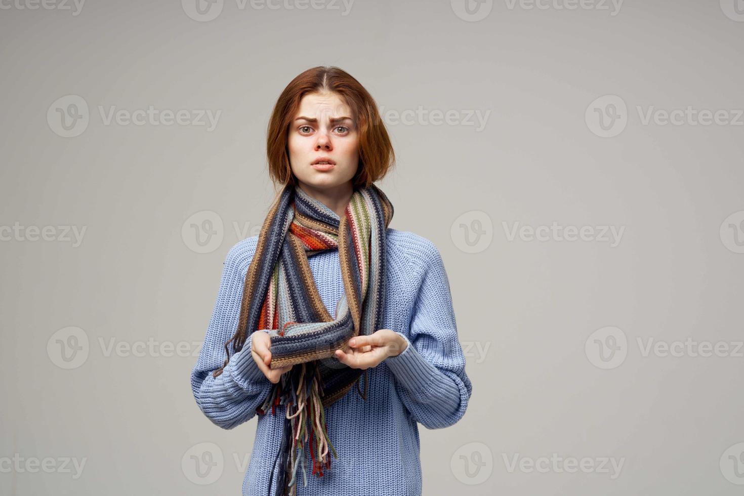 femme cou écharpe du froid mouchoir isolé Contexte photo