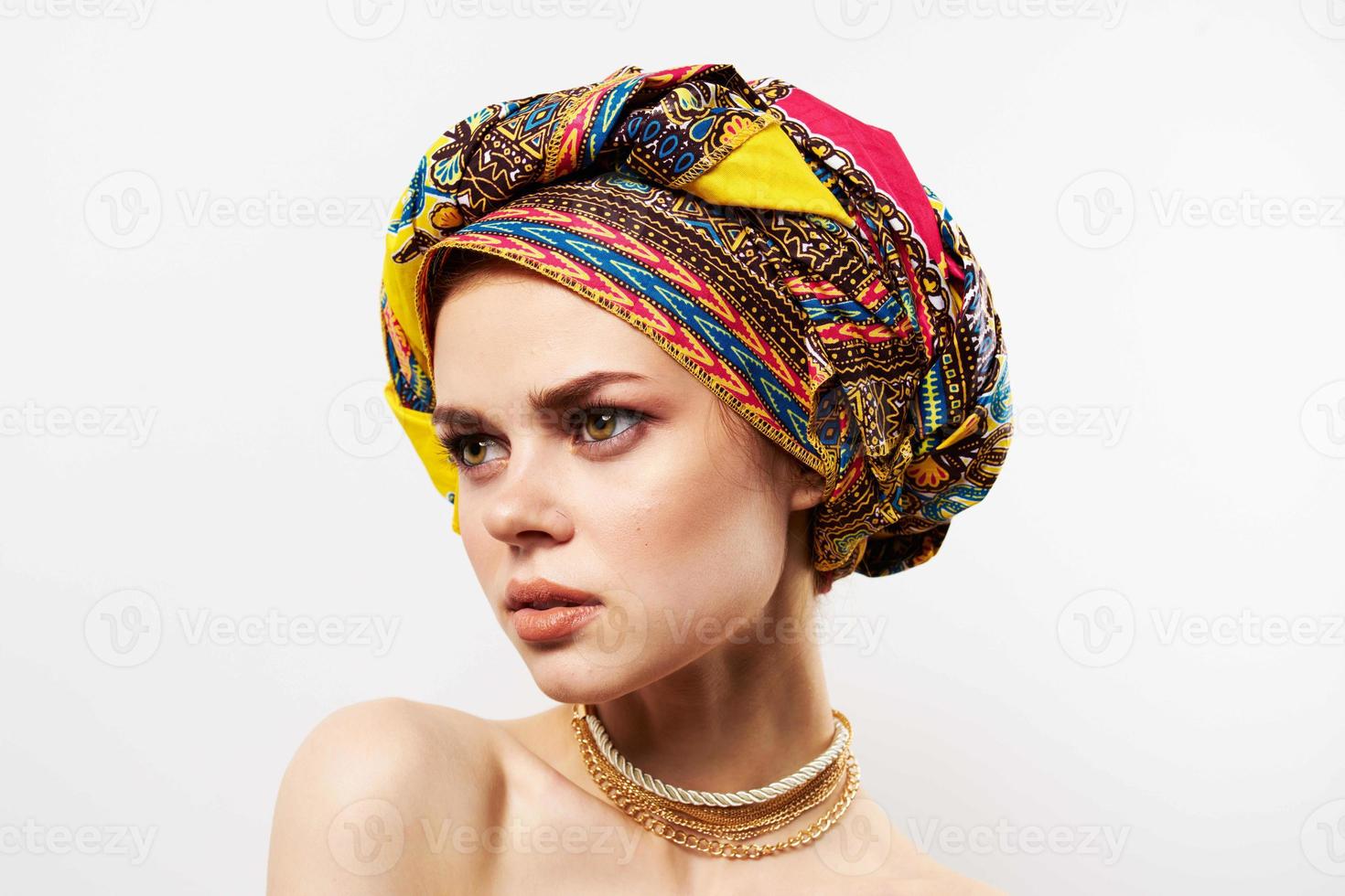 de bonne humeur jolie femme multicolore turban africain style fermer photo