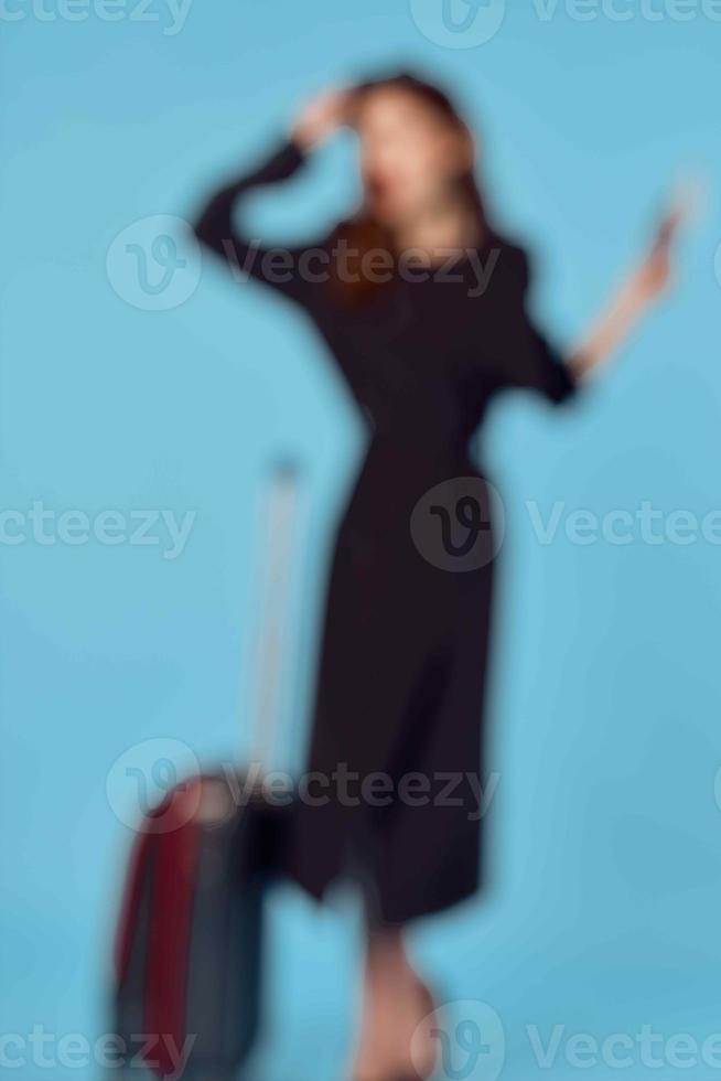 affaires femme dans noir manteau vacances passeport et avion des billets photo