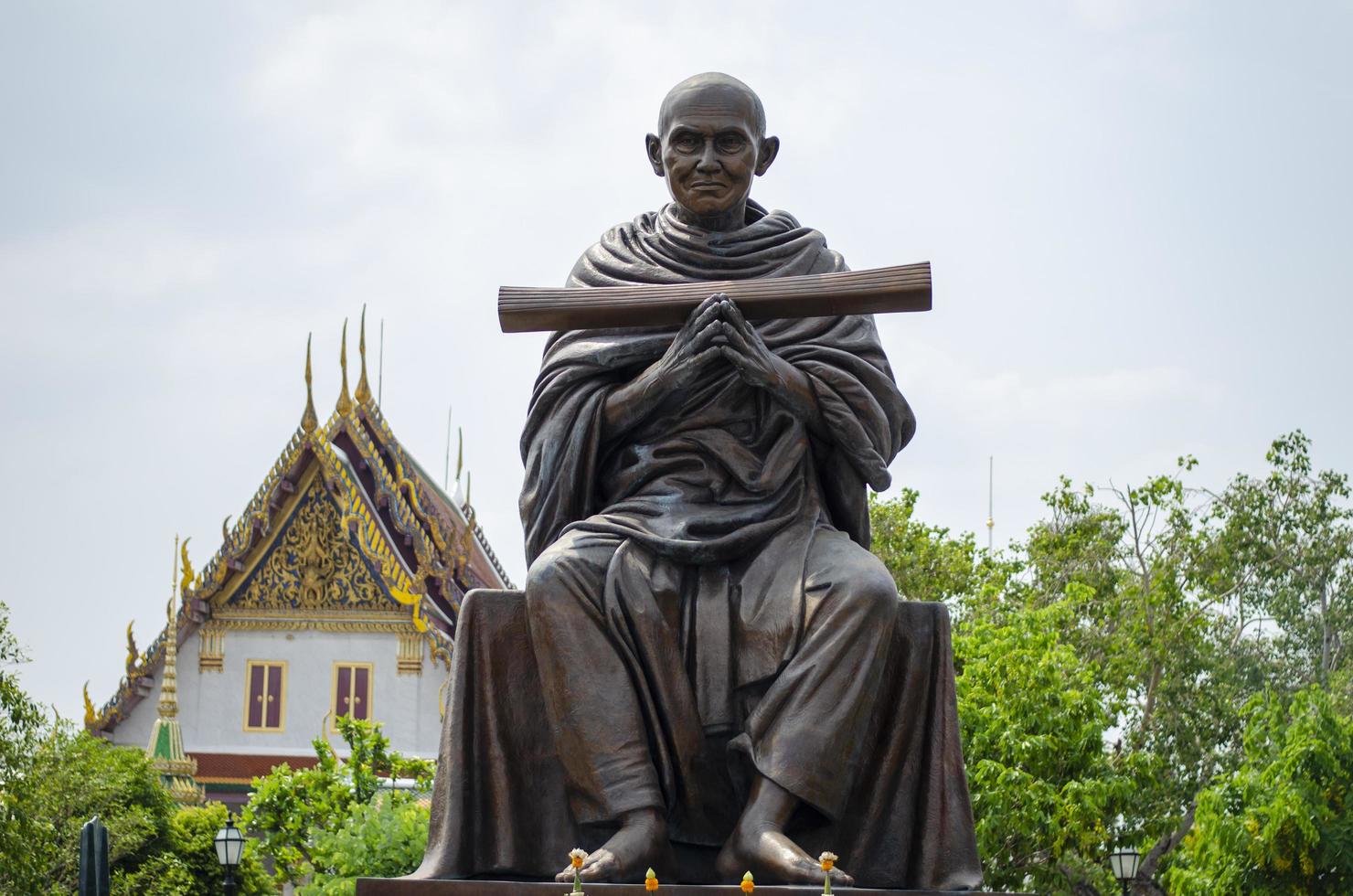 révérend père à ou Luang por tho à wat rakhang kositaram woramahawihan à Bangkok dans Thaïlande photo