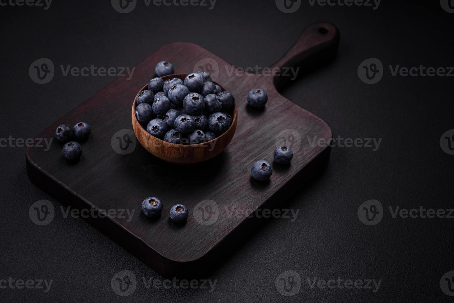 délicieux Frais myrtilles sur une texturale noir béton Contexte photo