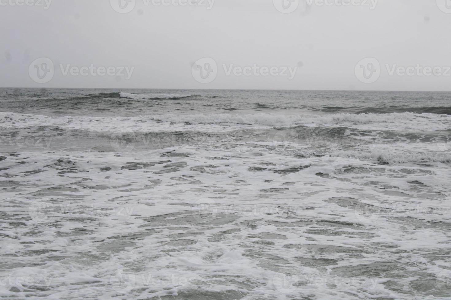 vagues s'écraser sur le rivage photo