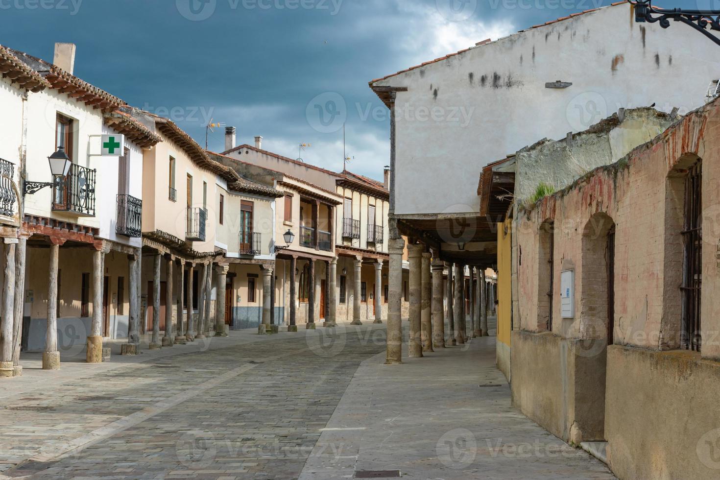 médiéval village rue avec pavés et portiques photo