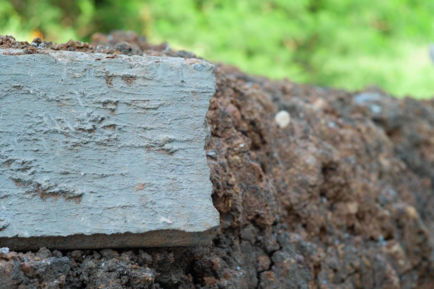 Gros plan de la structure en béton cassé avec de l'acier de renforcement posé sur le sol photo