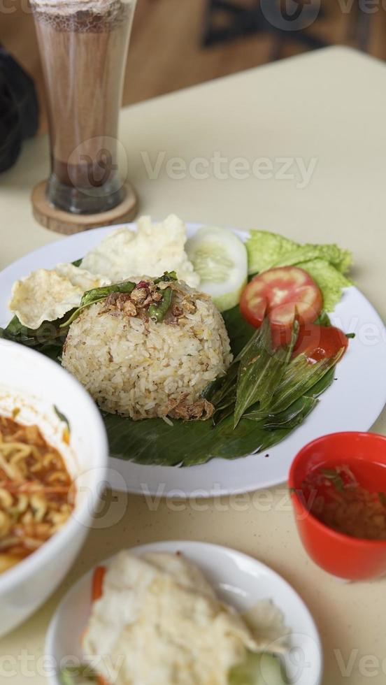 riz surmonté avec épicé et acide sauce, thaïlandais style aliments. photo